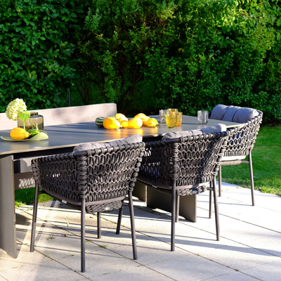 Gartentisch in Anthrazit aus HPL mit Lounge-Sesseln aus Geflecht